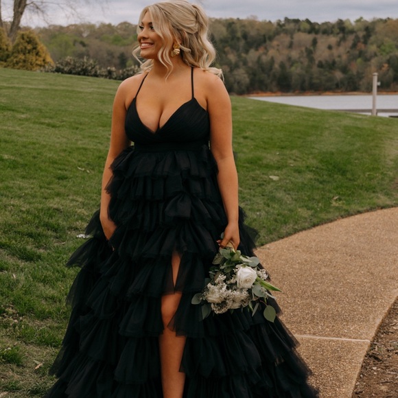 Dresses & Skirts - Elegant Black Ruffled Evening Dress